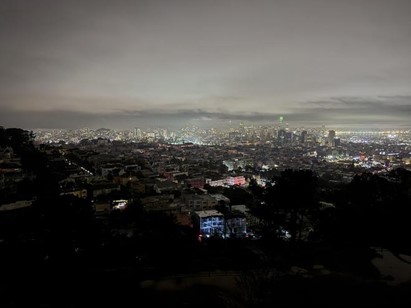 法拉盛天广中心门前井盖爆炸引发停电 周边商家被迫停业