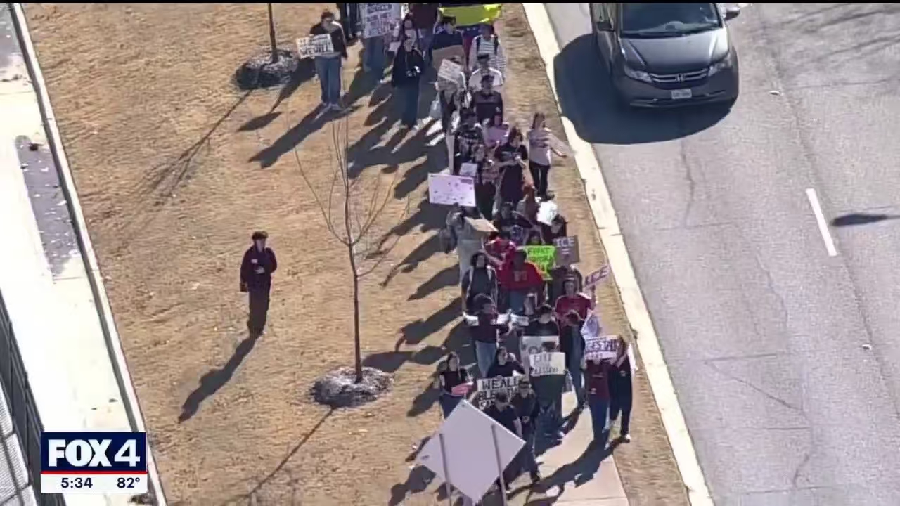 垃圾收集服务取消惹争议，达拉斯居民议会现场情绪激动