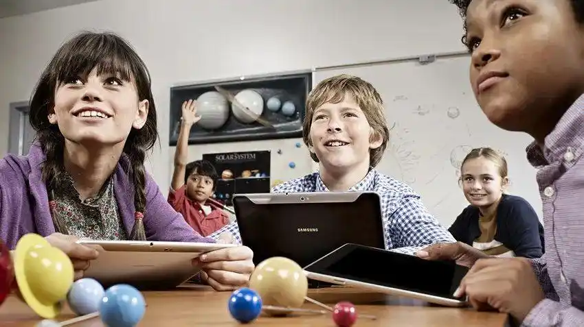 美国宝妈温柔安抚崩溃儿子，暖心举动引发全球母亲共鸣