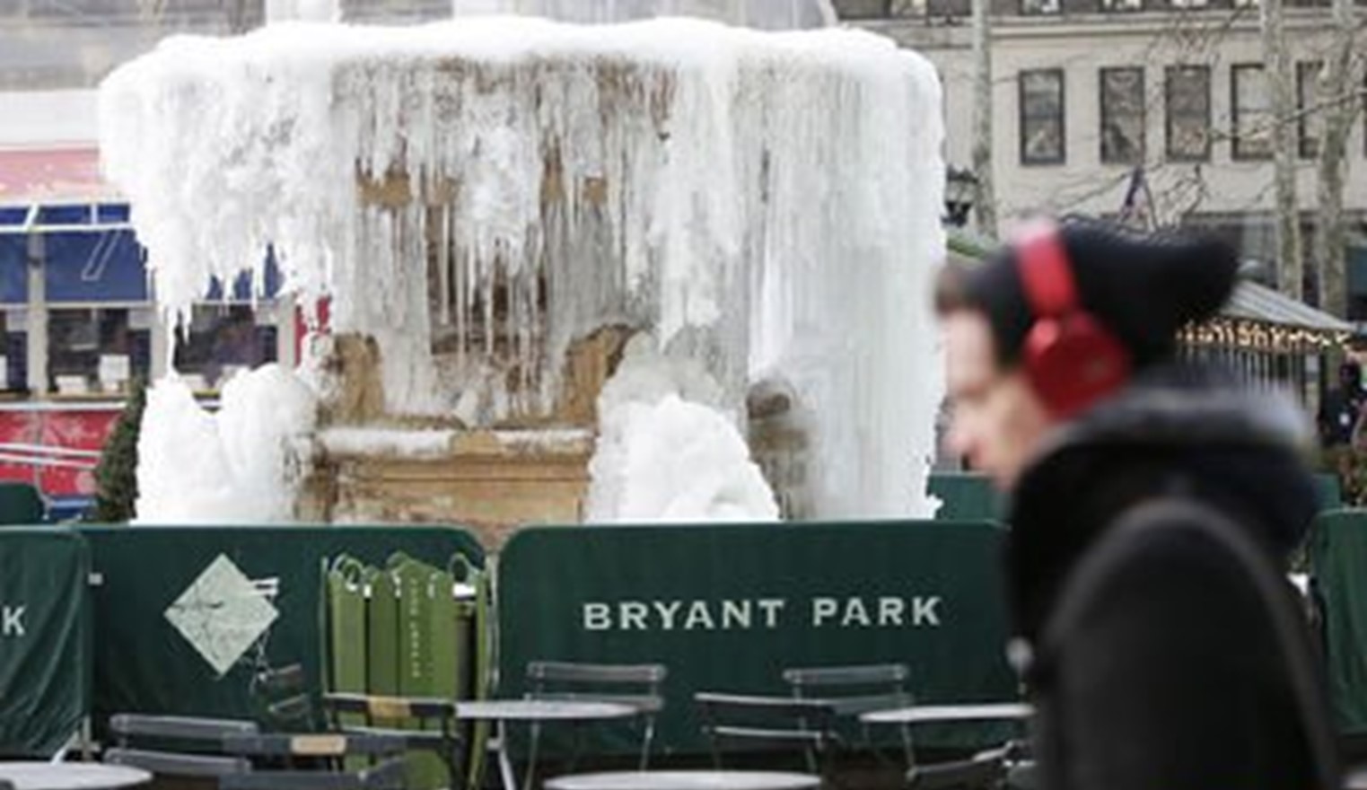 纽约市严寒持续：炸弹气旋威胁未消，暖气账单与融雪压力并存