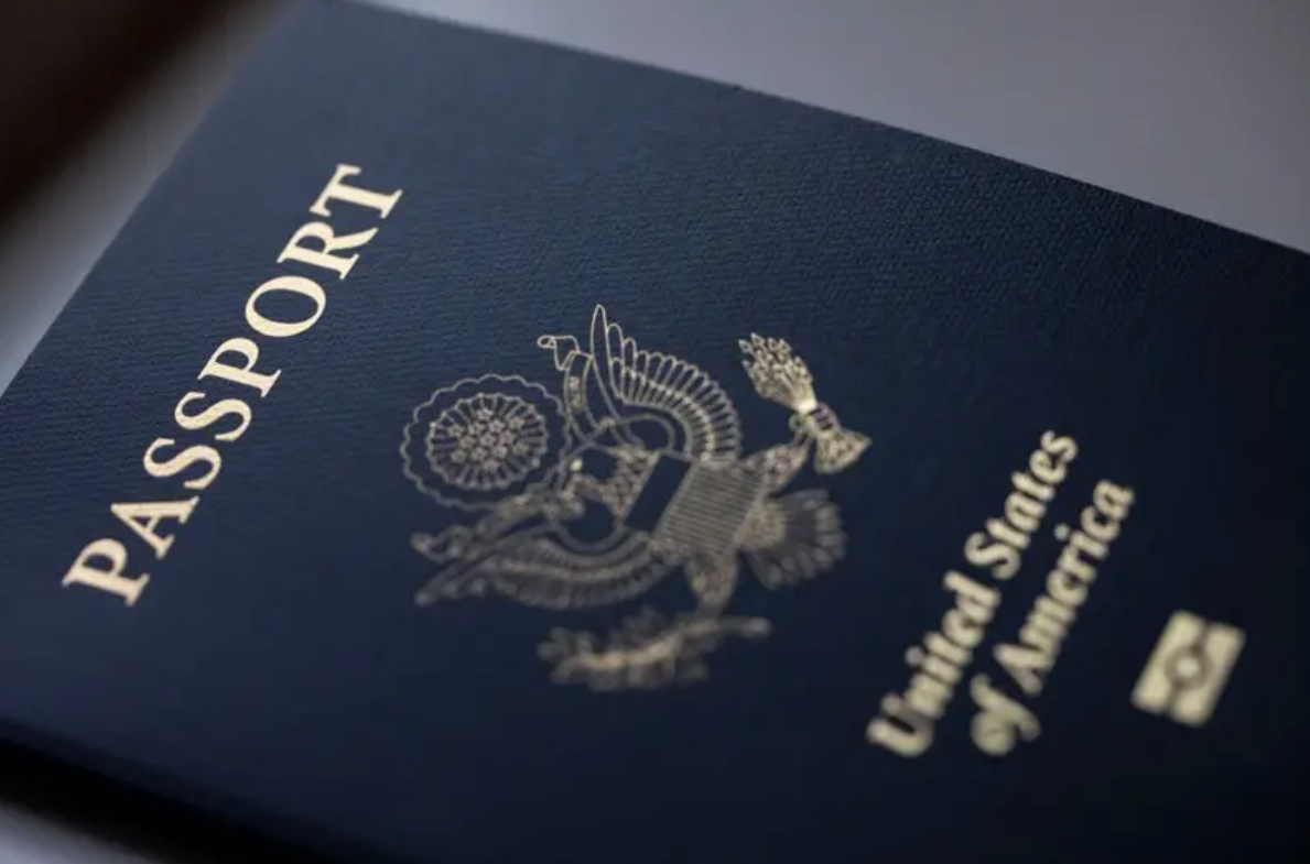 离谱！美国游客赴泰竟因护照被误标遭遣返