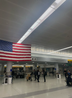 全美机场安检彻底失控！排队5小时，运输部长急警告：本周末更糟