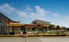 美国机场航班易延误取消，遇此情况别只等柜台，多招并行更快解决问题