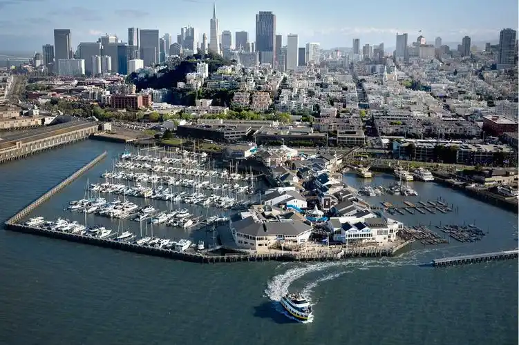 美国航空出行遇至暗时刻 天灾人祸致机场运营全面混乱