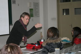 屋仑学区：刚谈妥加薪合约，就裁撤数百岗位