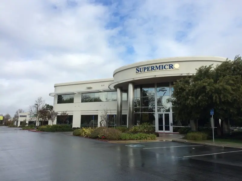 突发！美超微3人涉嫌走私AI服务器被起诉，股价暴跌3成