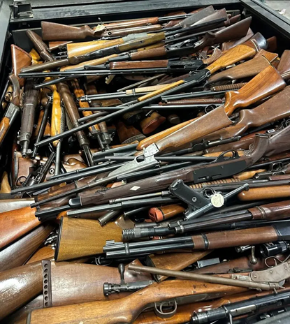 南加河滨县查获500余支非法枪械 女子被捕