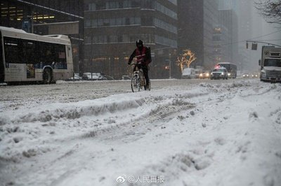 纽约暴雪过境一周，积雪结冰仍阻出行，市府急招铲雪工