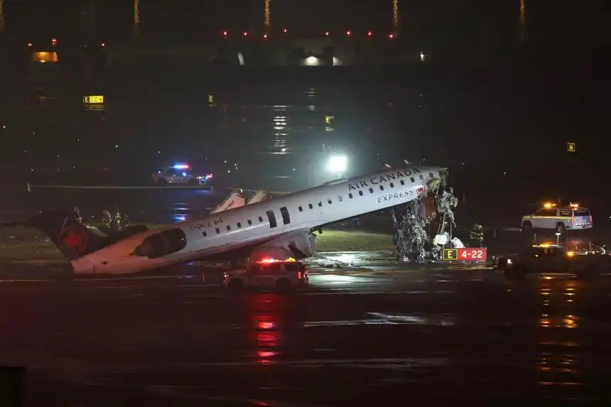 纽约机场惨烈相撞：2名飞行员遇难，管制员亲口承认失误