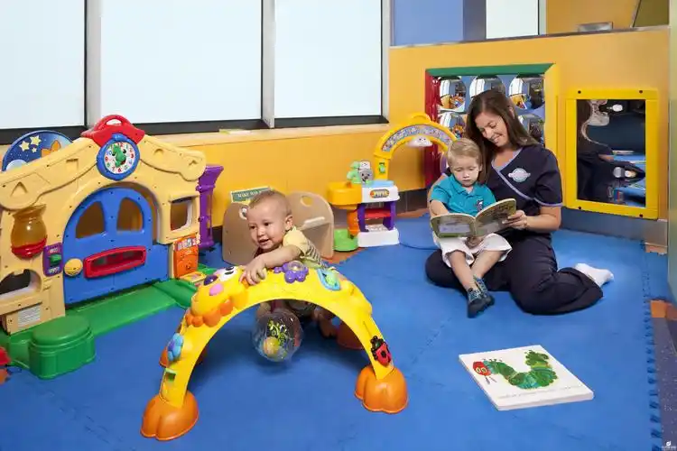 缓解育儿压力？纽约免费两岁幼托试点，背后藏着用人困境